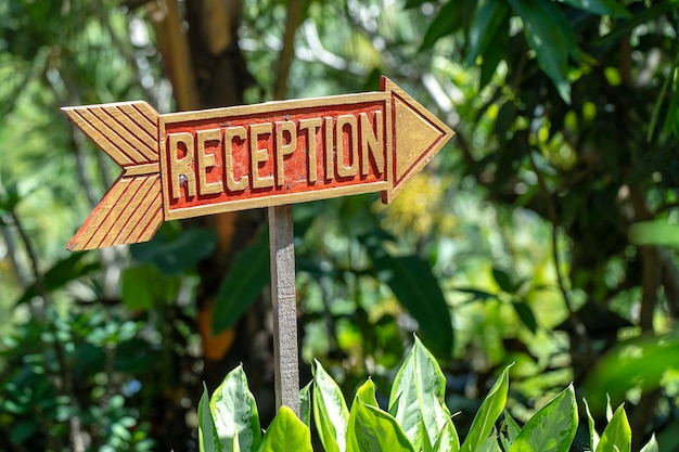 Text-Empfang auf einem Holzbrett in der Nähe des tropischen Hotels auf der Insel Bali Indonesien Holzschild-Inschrift für den Empfang in den asiatischen Tropen in der Nähe