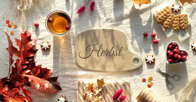 Text herbst bedeutet Herbst in deutscher Sprache Herbstdekoration Preiselbeerkekse Tee und Trockeneiche