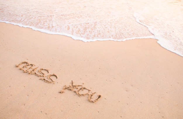 Text in Sand auf dem Strand geschrieben
