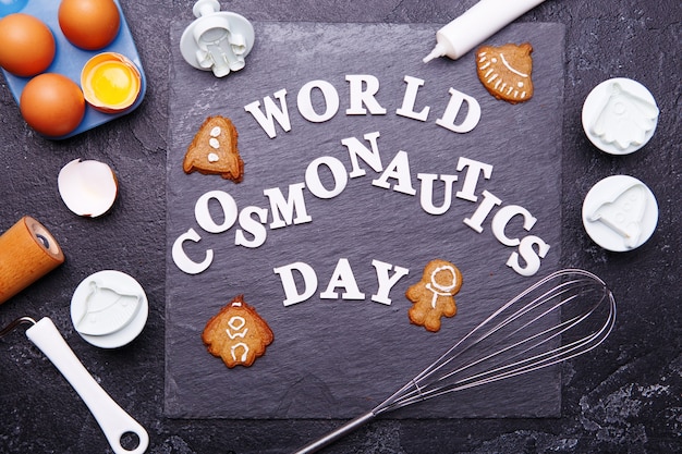 Text ist World Cosmonautics Day und Cookies in Form von Astronauten, Raketen, fliegenden Untertassen und Aliens