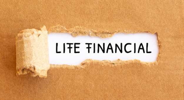 Text life financial erscheint hinter zerrissenem braunem papier.