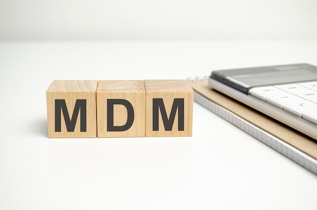 Text MDM als MOBILE DEVICE MANAGEMENT auf Holzblöcken