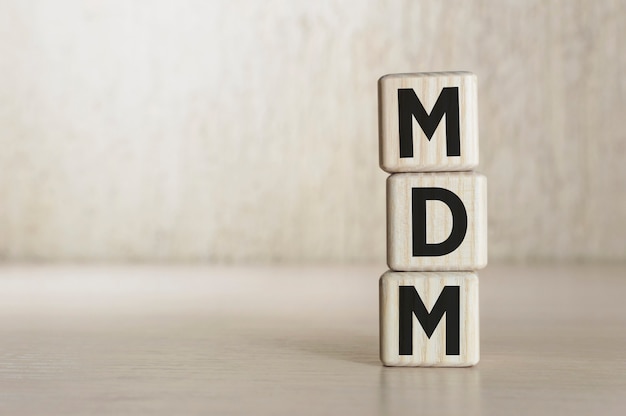 Text MDM - Mobile Device Management auf Holzblöcken