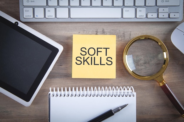 Text Soft Skills auf Haftnotiz auf dem Tisch