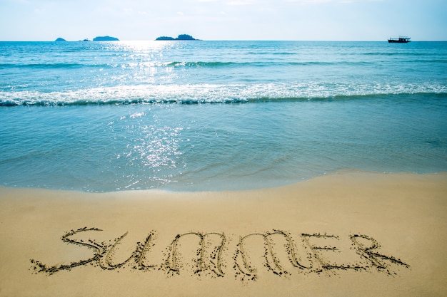 Foto text, sommer auf sand am tropischen strand. ferien, feiertagssommerhintergrund.