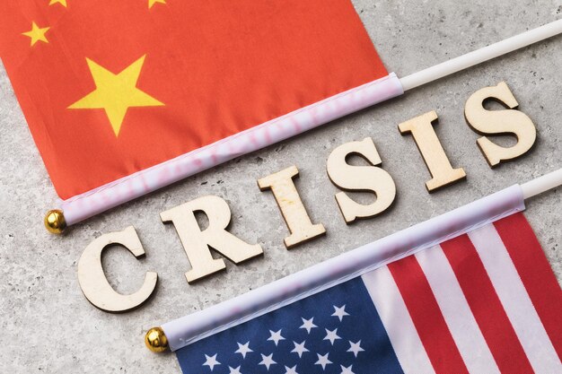 Text- und Zwei-Flaggen-Konzept der Krise in den Beziehungen zwischen China und Amerika