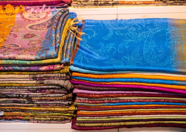 Têxteis de tecido de fabricação multicoloridos em pilha