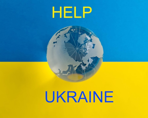 Texthilfe für die Ukraine mit transparentem Globus auf dem Hintergrund der ukrainischen Flagge