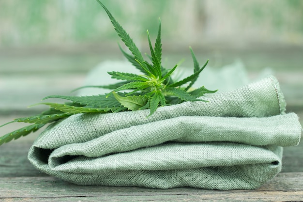 Textil hecho de cannabis y hojas verdes de madera