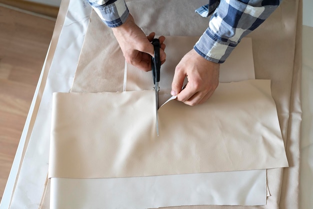 Un textil profesional cortado a medida con tijeras en la tienda