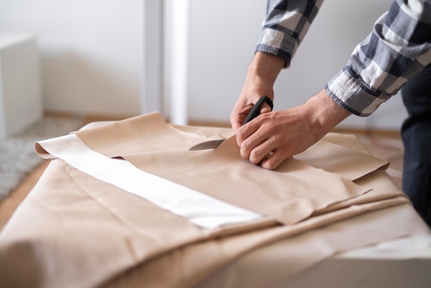 Un textil profesional cortado a medida con tijeras en la tienda