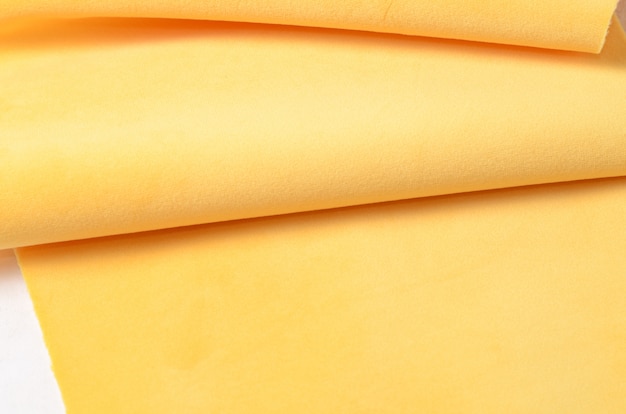 Textil de terciopelo amarillo brillante.