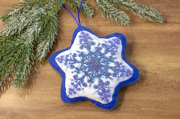 Textile Weihnachtsdekoration Schneeflocke mit blauer Perlenstickerei DIY Handarbeit aus nächster Nähe