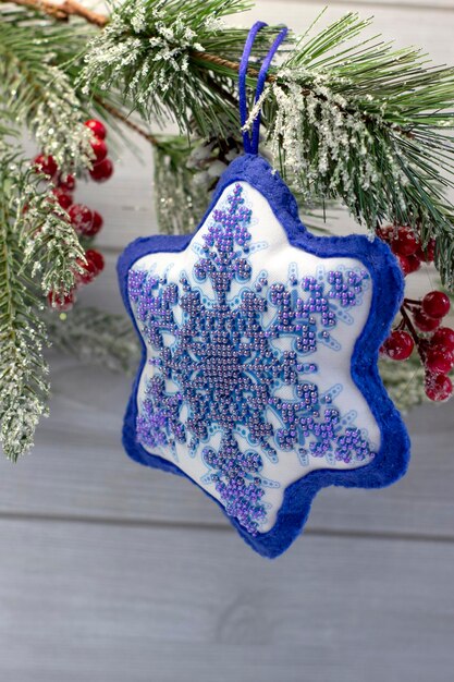 Textile weihnachtsdekoration schneeflocke mit blauer perlenstickerei diy handarbeit aus nächster nähe