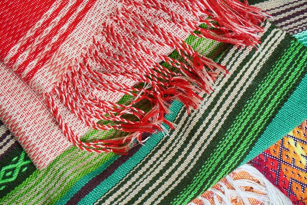 Textiles hechos a mano, piezas de telas multicolores con bordados, máquina de hilar