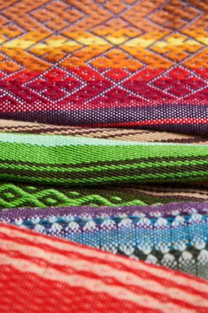 Textiles hechos a mano, piezas de telas multicolores con bordados, máquina de hilar