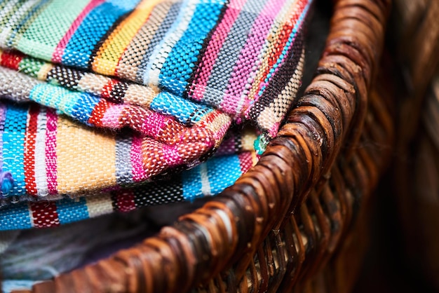 Textiles hechos a mano, piezas de telas multicolores con bordados, máquina de hilar