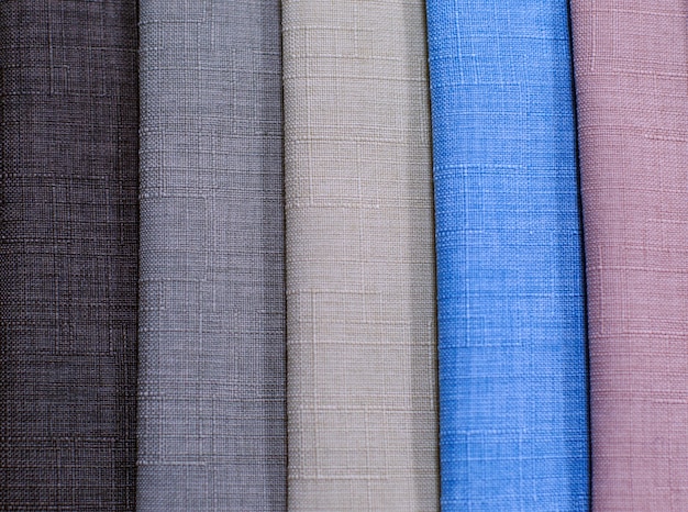 Textilmuster. Textilmuster für Vorhänge. Vorhangmuster in Grau, Braun und Blau hängen.