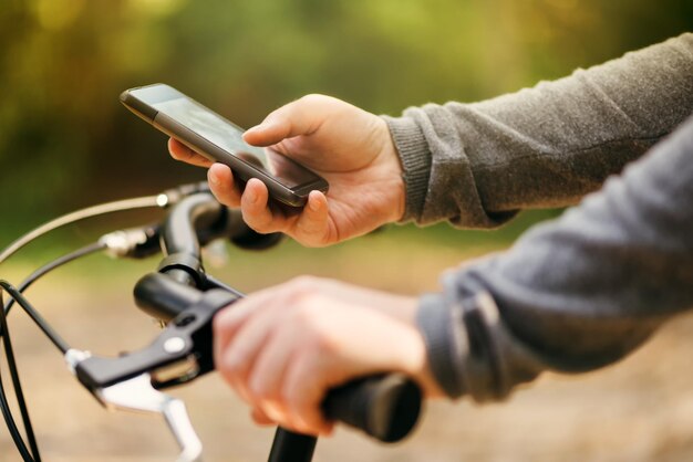 Foto textnachrichten während der fahrradfahrt tippen