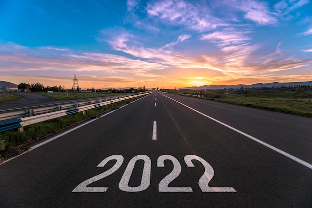 texto de 2022 sobre el camino de asfalto