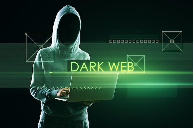 Texto abstrato da web escura sobre hacker segurando e usando laptop em fundo desfocado Conceito de hacking e ataque Dupla exposição