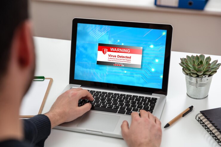 Foto texto de advertencia de virus detectado en la pantalla de un portátil