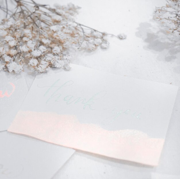 texto de agradecimiento de caligrafía en un papel blanco escrito en tinta dorada