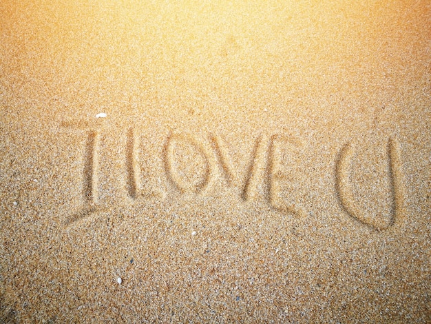 Foto texto de amor en la arena de la playa