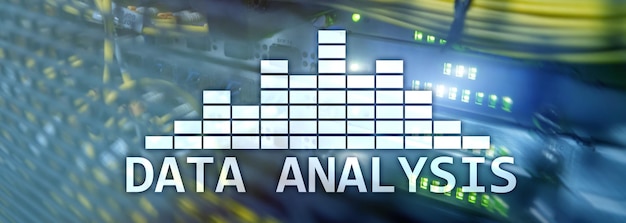 Texto de análisis de Big Data en el fondo de la sala de servidores Internet y el concepto de tecnología moderna