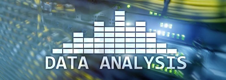 Foto texto de análisis de big data en el fondo de la sala de servidores internet y el concepto de tecnología moderna