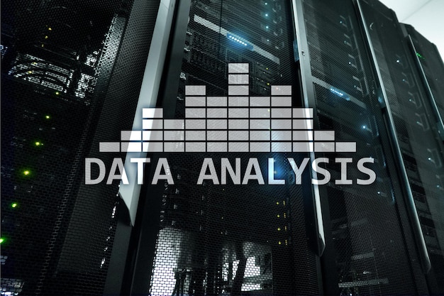 Texto de análisis de Big Data en el fondo de la sala de servidores Internet y el concepto de tecnología moderna