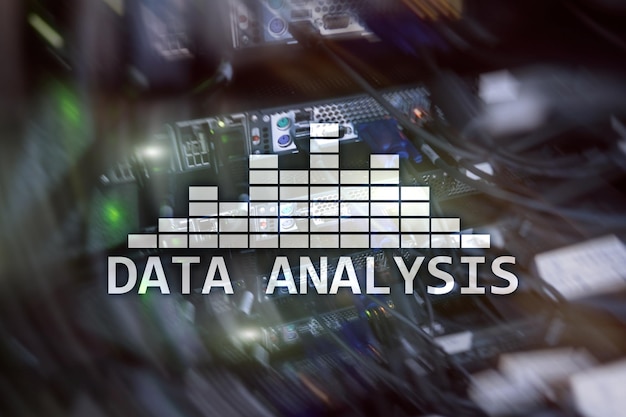 Texto de análisis de Big Data en el fondo de la sala de servidores Internet y el concepto de tecnología moderna