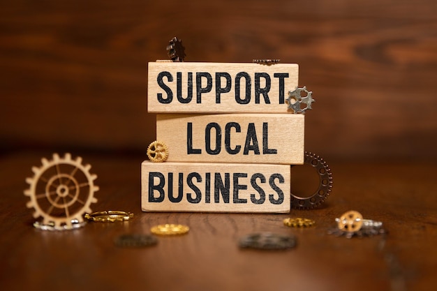 Texto de apoyo a las empresas locales escrito en la pizarra