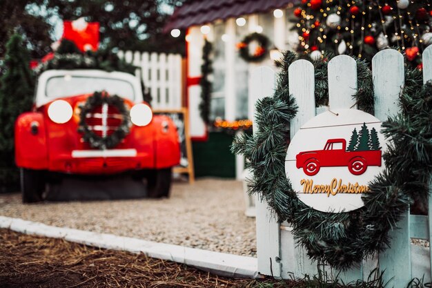 Foto texto en el árbol de navidad en la ciudad