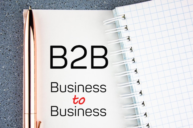 Texto B2B Business to Business na folha do bloco de notas Conceito de negócios