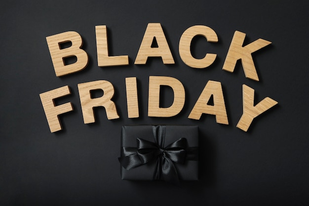 Texto Black Friday y caja de regalo en negro