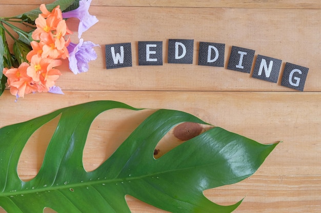 Texto de boda en concepto de amor de mesa de madera