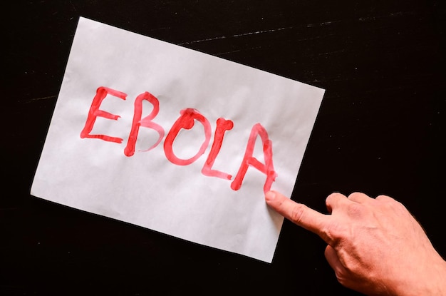 Texto de Ébola de Word escrito con sangre en un papel blanco