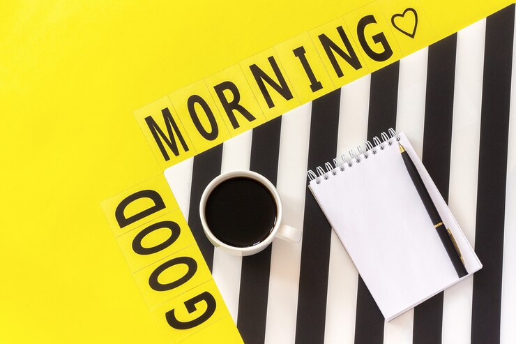 Foto texto bom dia, café, caderno para texto guardanapo preto e branco elegante sobre fundo amarelo. bom dia conceito