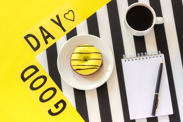 Foto texto bom dia, café e rosa amarela em amarelo