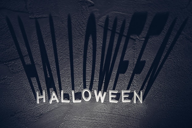 Texto branco Halloween em um fundo preto no escuro Fundo de textura com espaço de cópia