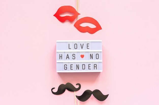 Texto de la caja de luz El amor no tiene género, par de labios bigote labios apoyos en rosa