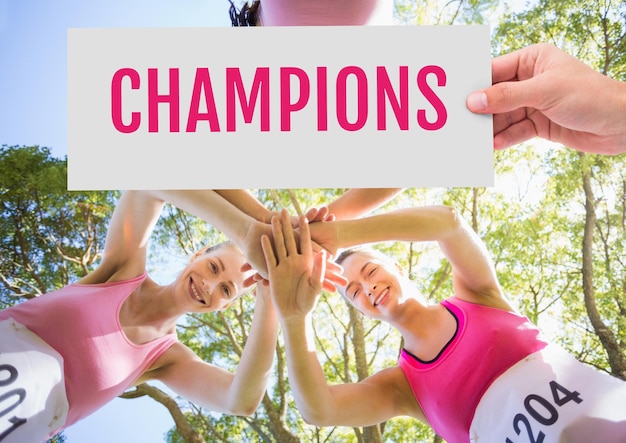 Texto de campeones y tarjeta de mano con carrera de maratón de mujeres de concientización sobre el cáncer de mama rosa