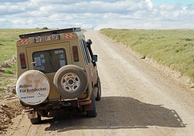 Texto en la carretera por tierra contra el cielo