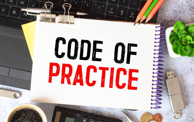 Foto texto del código de práctica escrito en un cuaderno con lápices