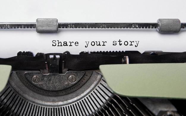 Texto Comparte tu historia escrita en una máquina de escribir retro