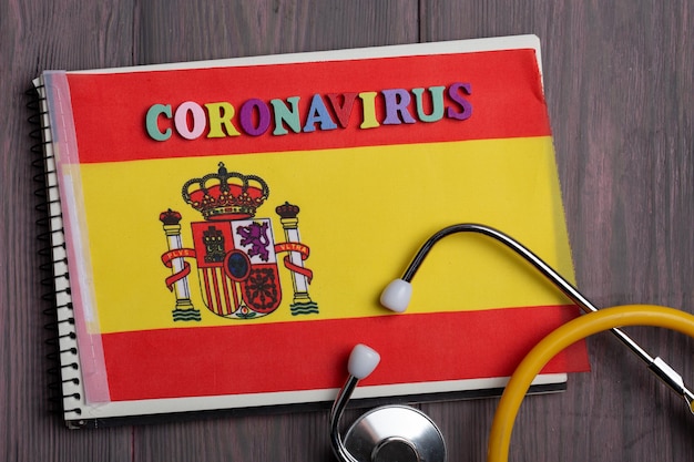 Texto Coronavirus en España desde un estetoscopio de cuaderno con letras de madera