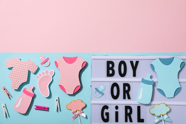 Texto y cosas de papel para bebés sobre fondo rosa y azul, espacio para texto