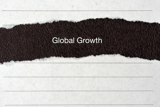 Texto de crecimiento global en papel rasgado de color blanco y negro