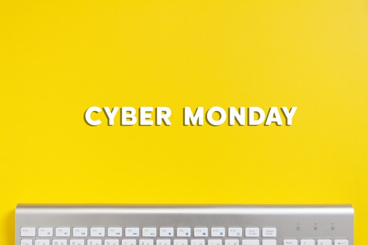 Foto texto de cyber monday con teclado blanco sobre fondo amarillo